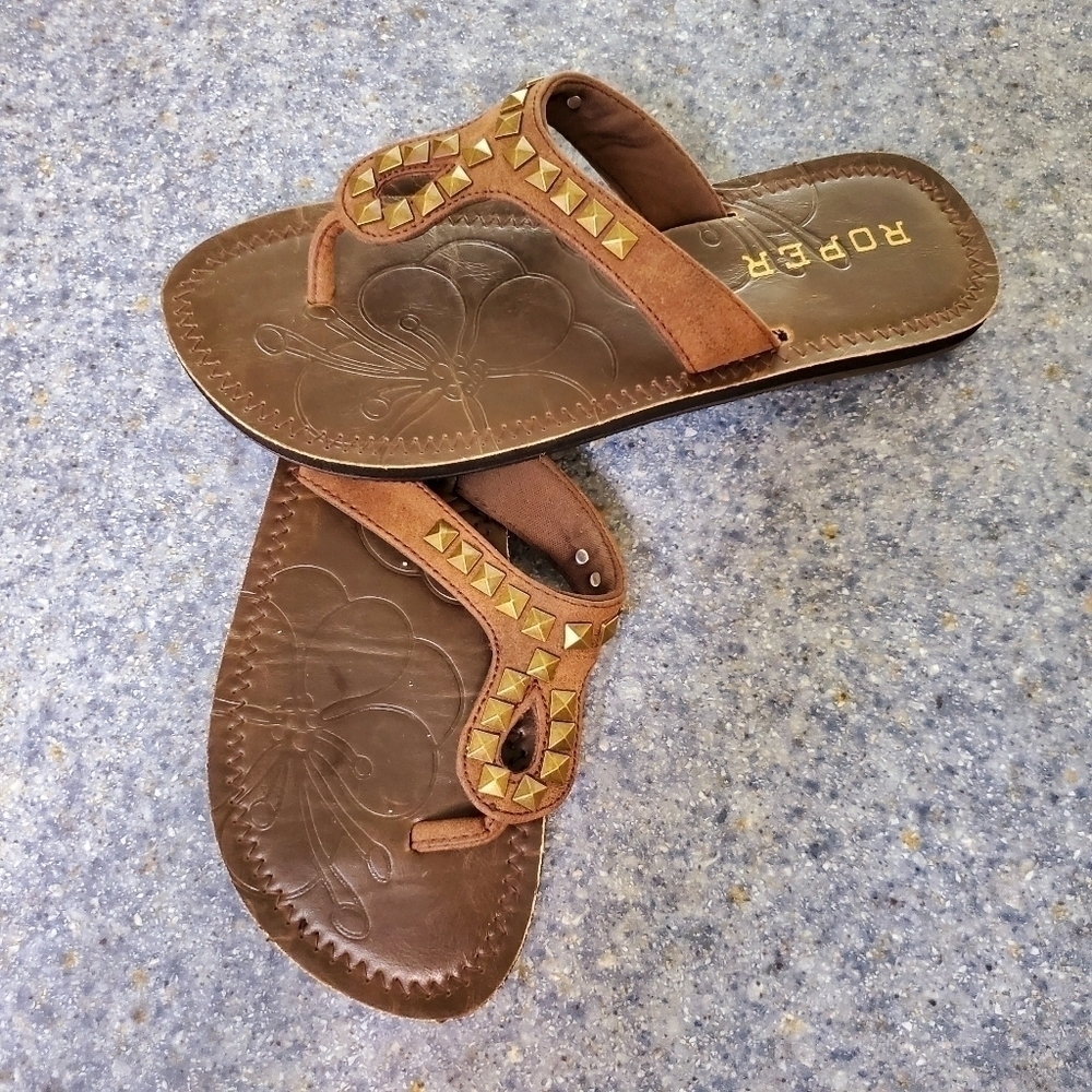 ROPER THONG SANDAL WITH STUD DETAIL - Picture 3 of 5